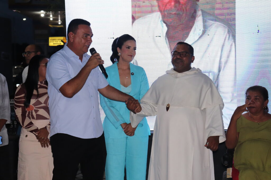 Prefeito Rogério Castro inaugura revitalização da Praça da Igreja do bairro Santa Luzia - Imagem 3