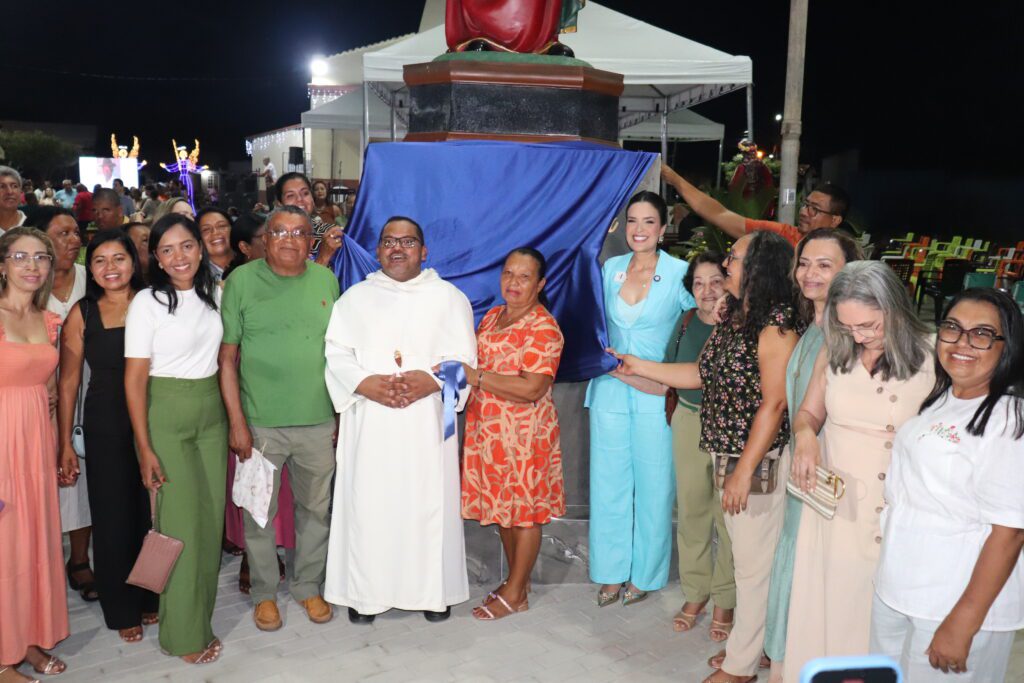 Prefeito Rogério Castro inaugura revitalização da Praça da Igreja do bairro Santa Luzia - Imagem 5