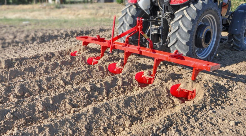 Prefeitura de Arraial realiza aração de terras na zona rural do município