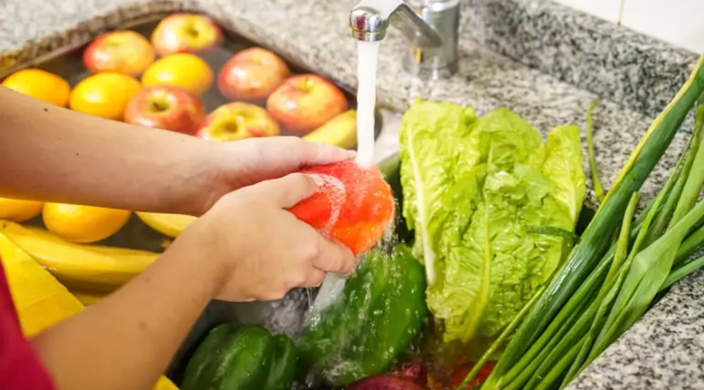 Não é só com água: você pode estar higienizando frutas de forma errada sem perceber