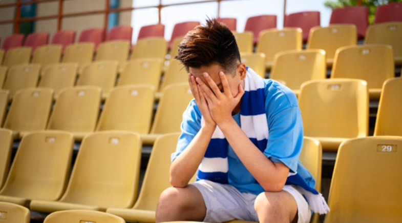 Homens choram até 4 vezes mais por esportes do que por amor, segundo a psicologia