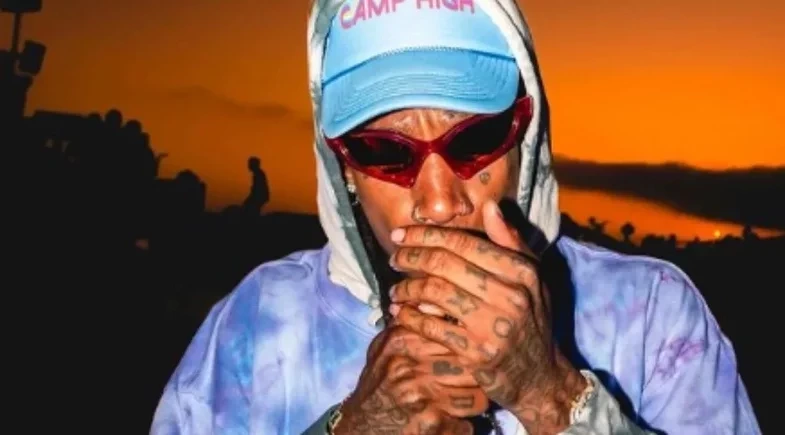 Rapper Wiz Khalifa é condenado à prisão por fumar maconha durante show