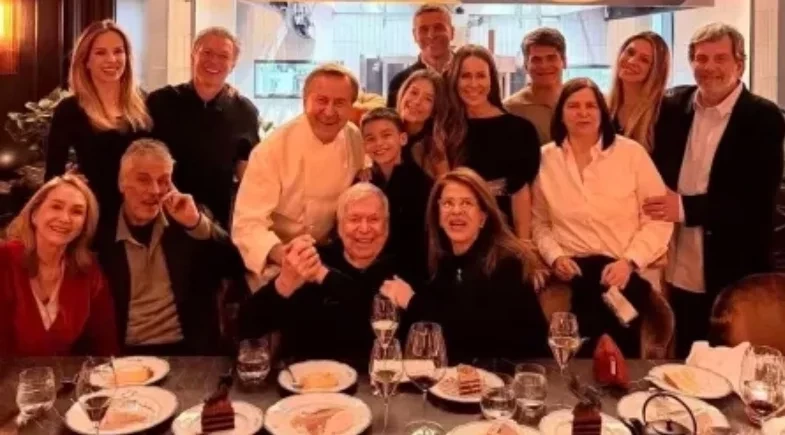 Boni, ex-diretor da TV Globo, comemora 90 anos com a família em Nova York