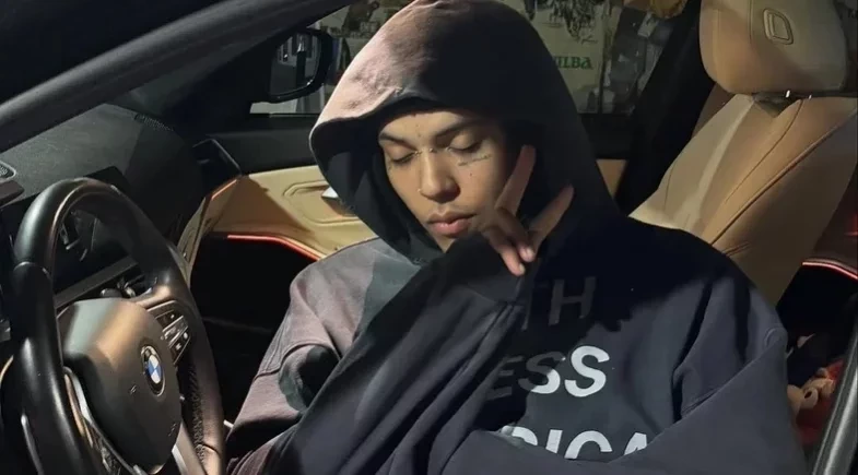 Rapper Poorstacy é encontrado morto em hotel aos 26 anos