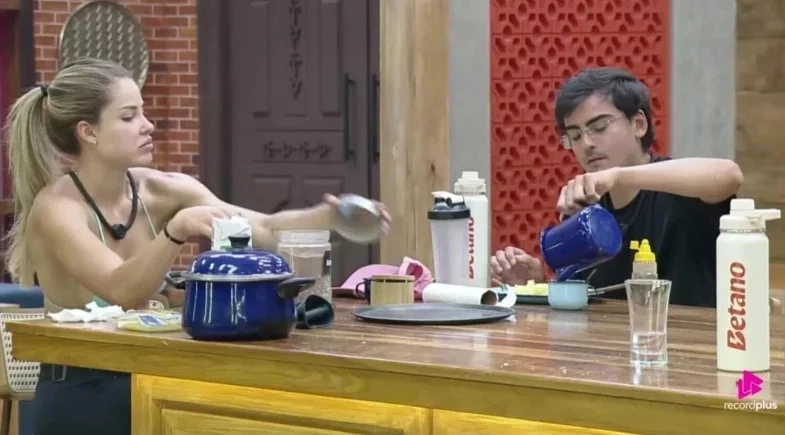 A Fazenda 17: Saory termina com Dudu Camargo depois da revelação de Tamires