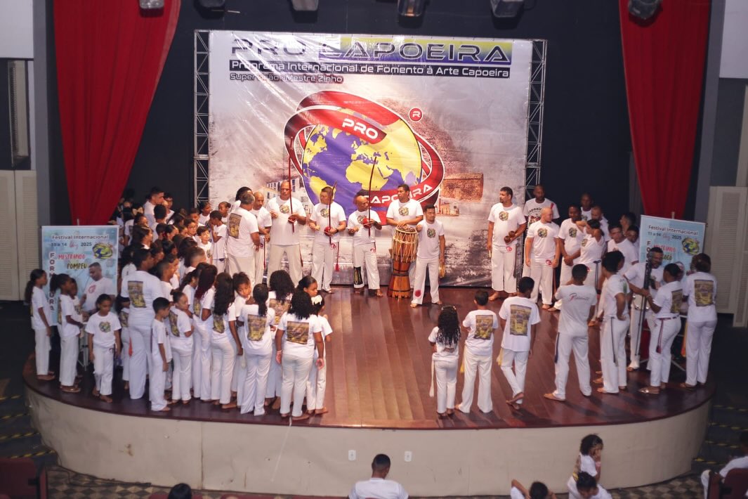 Professor Evaiston Sousa Pompeu recebe graduação de Mestrando em Capoeira - Imagem 2