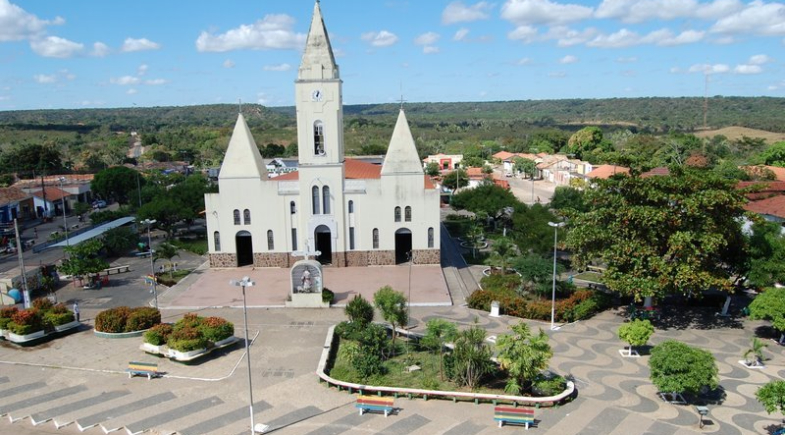 Prefeito Nestor Elvas anuncia abono extra para profissionais da educação e garante manutenção de servidores em Bom Jesus