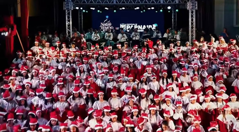 Crianças que integram o Projeto Coral de Mil Vozes se apresentam para toda população de Parnaíba