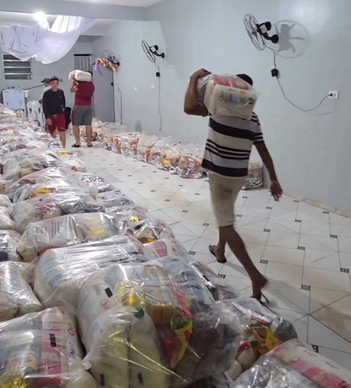 Prefeitura de São José realiza entrega de cestas básicas para a população - Imagem 1