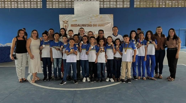 Alunos da Rede Municipal de Caxingó recebem premiações por bom desempenho educacional