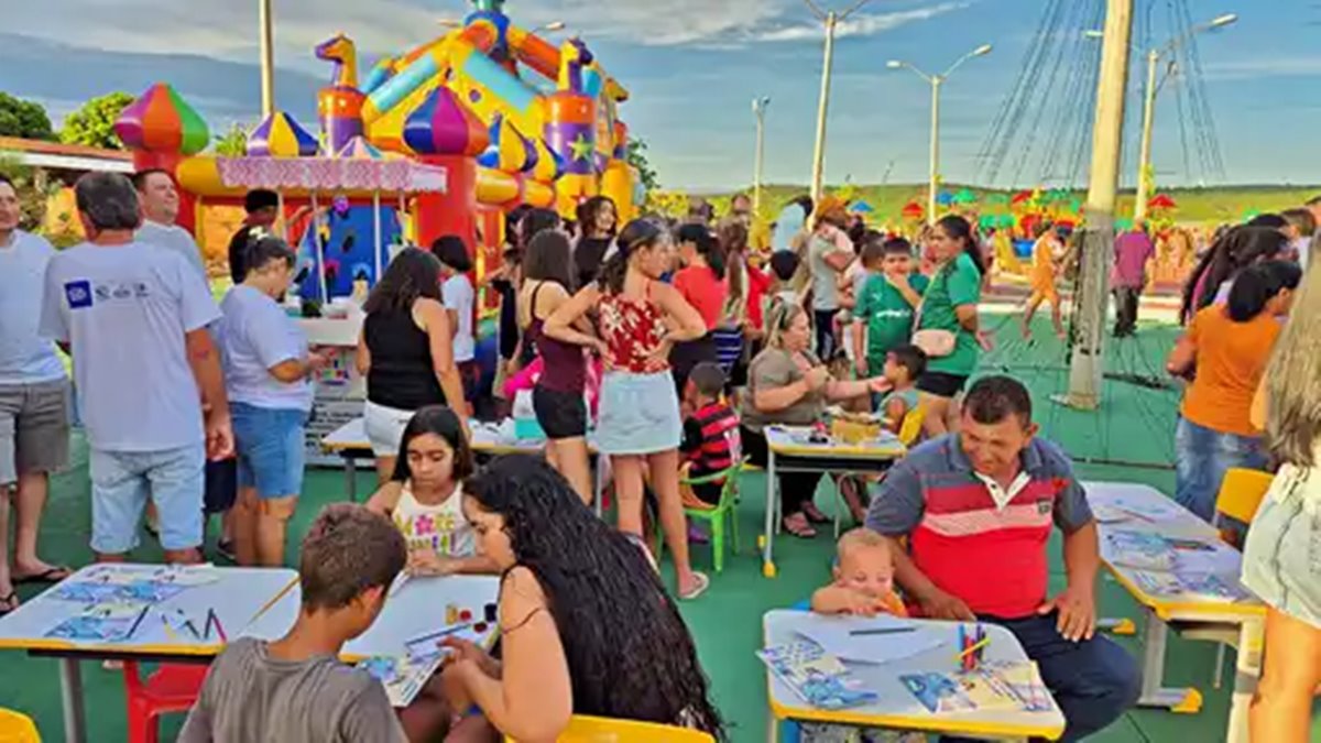 Prefeito Erivaldo Lopes inaugura Parquinho Infantil no bairro Jardim Lavina em Santo Antônio de Lisboa - Imagem 3