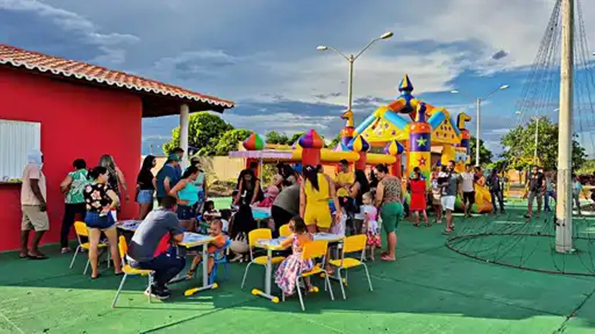 Prefeito Erivaldo Lopes inaugura Parquinho Infantil no bairro Jardim Lavina em Santo Antônio de Lisboa - Imagem 9