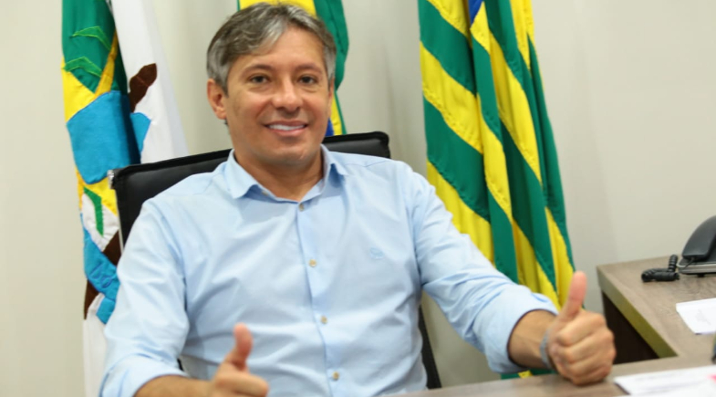 Prefeito Marcelo Costa paga 13º salário de servidores contratados em Valença