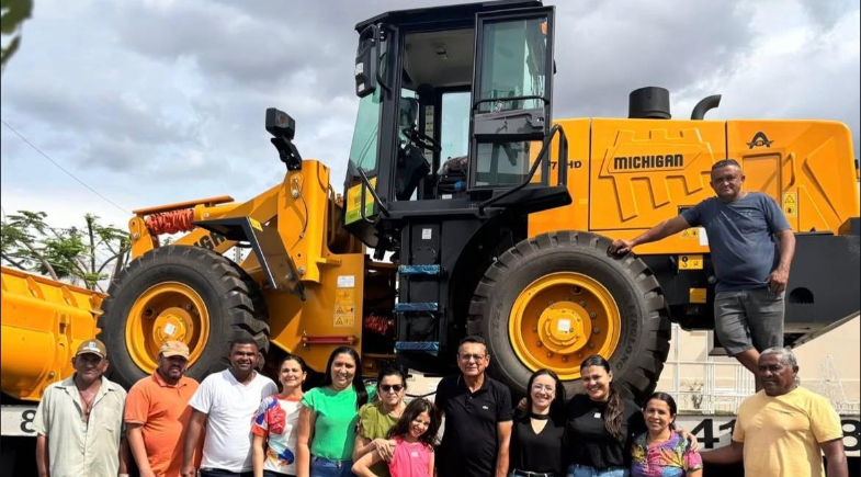 Prefeitura de Francisco Santos recebe nova Pá-Carregadeira para o município