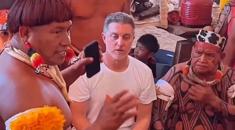 Luciano Huck pede que indígenas não usem celular em gravação: “menos é a cultura de vocês”