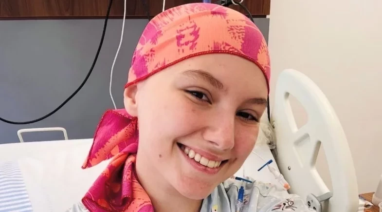 Morre Isabel Veloso, aos 19 anos, após luta contra o câncer