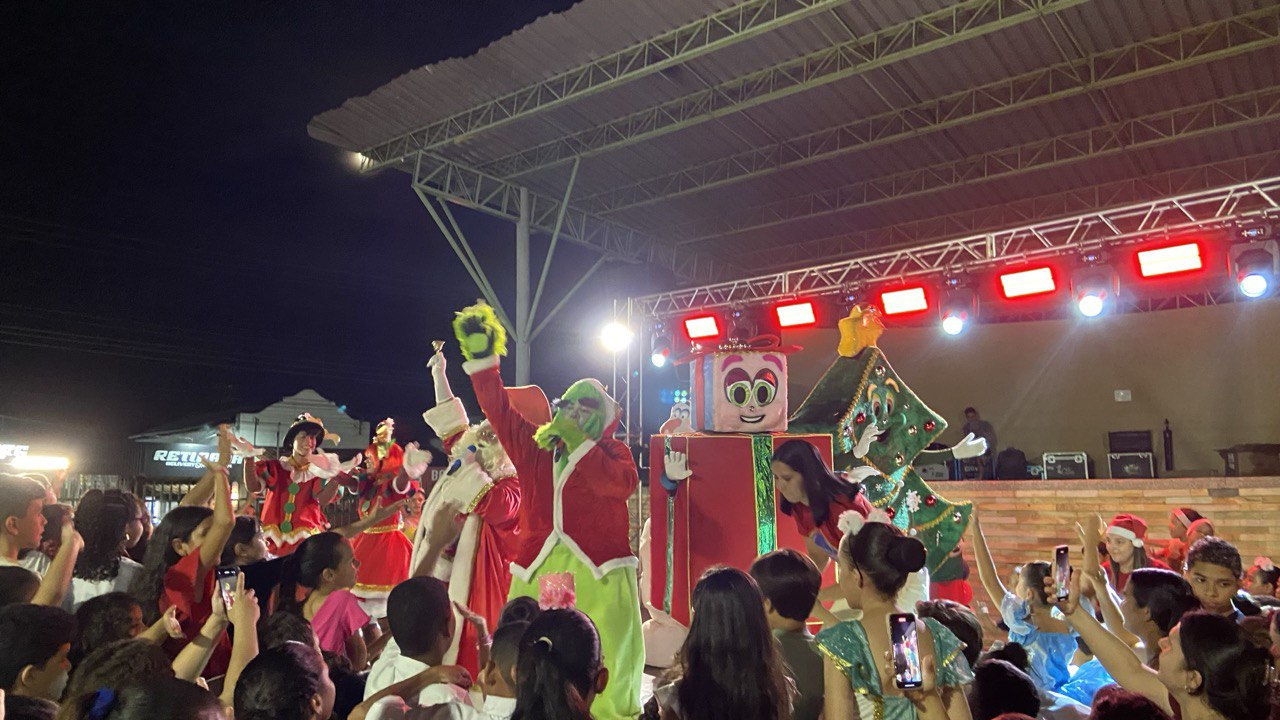 Campo Maior abre oficialmente o “Encantos do Natal” com grande celebração na Praça Valdir Fortes - Imagem 7