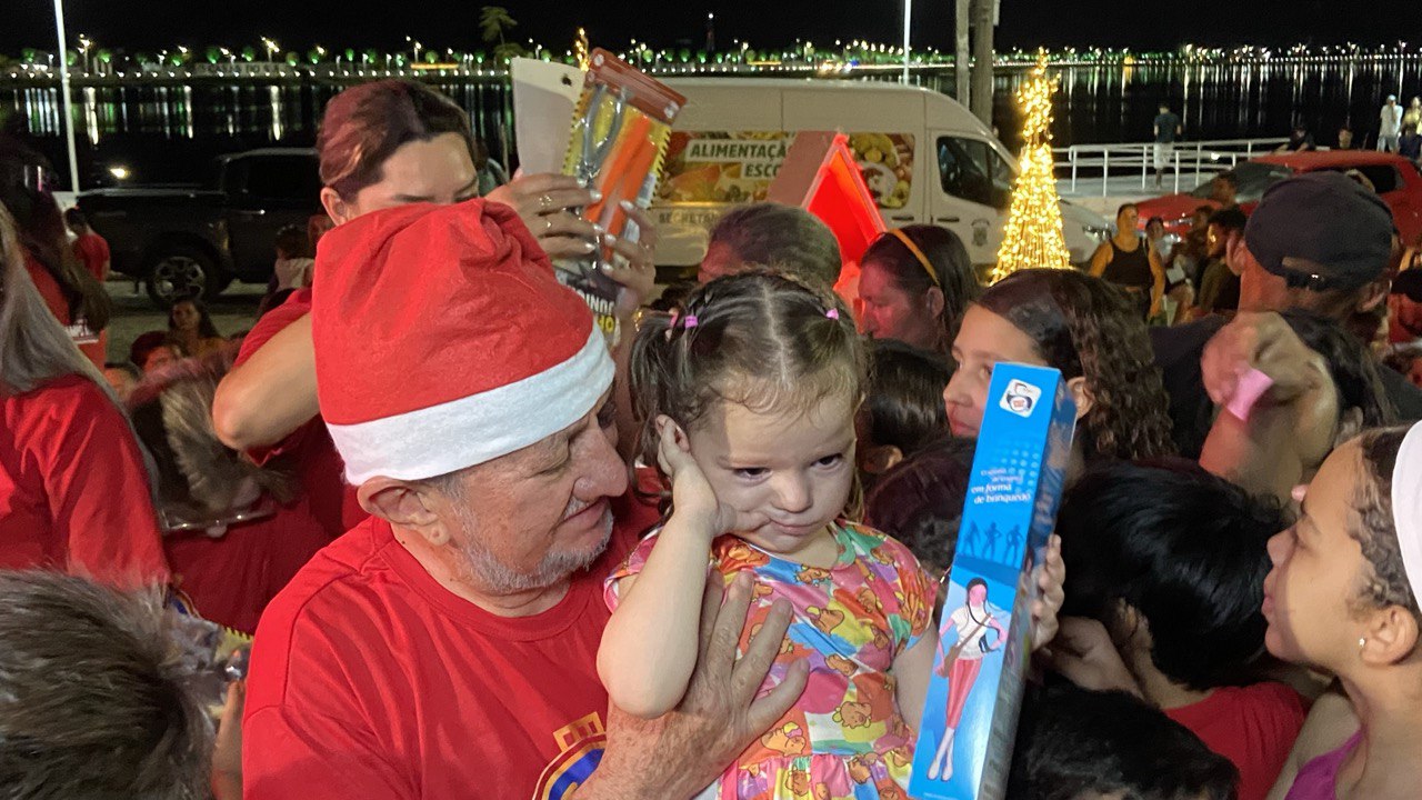 Campo Maior abre oficialmente o “Encantos do Natal” com grande celebração na Praça Valdir Fortes - Imagem 6