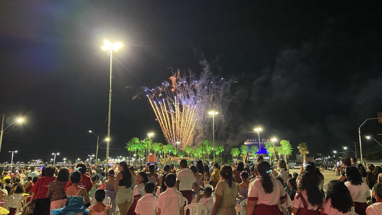 Campo Maior abre oficialmente o “Encantos do Natal” com grande celebração na Praça Valdir Fortes - Imagem 3