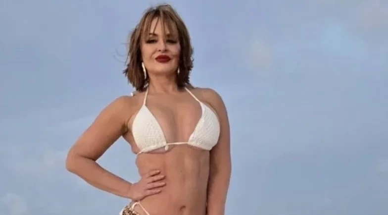 Gaby Spanic, a Usurpadora, posa de biquíni usando acessório da Amazônia