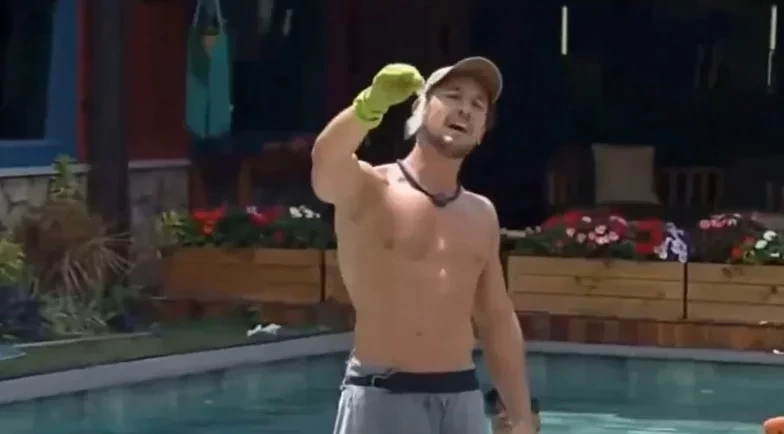 A Fazenda 17: peão encontra camisinha usada na cozinha e gera confusão