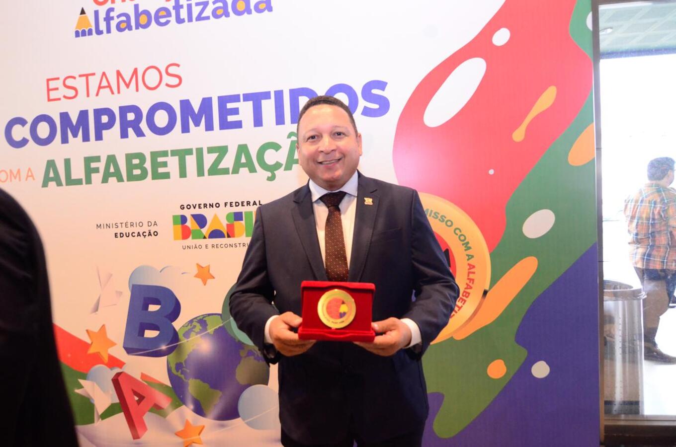 Alvorada do Gurguéia recebe medalha de ouro do Selo Nacional Compromisso com a Alfabetização