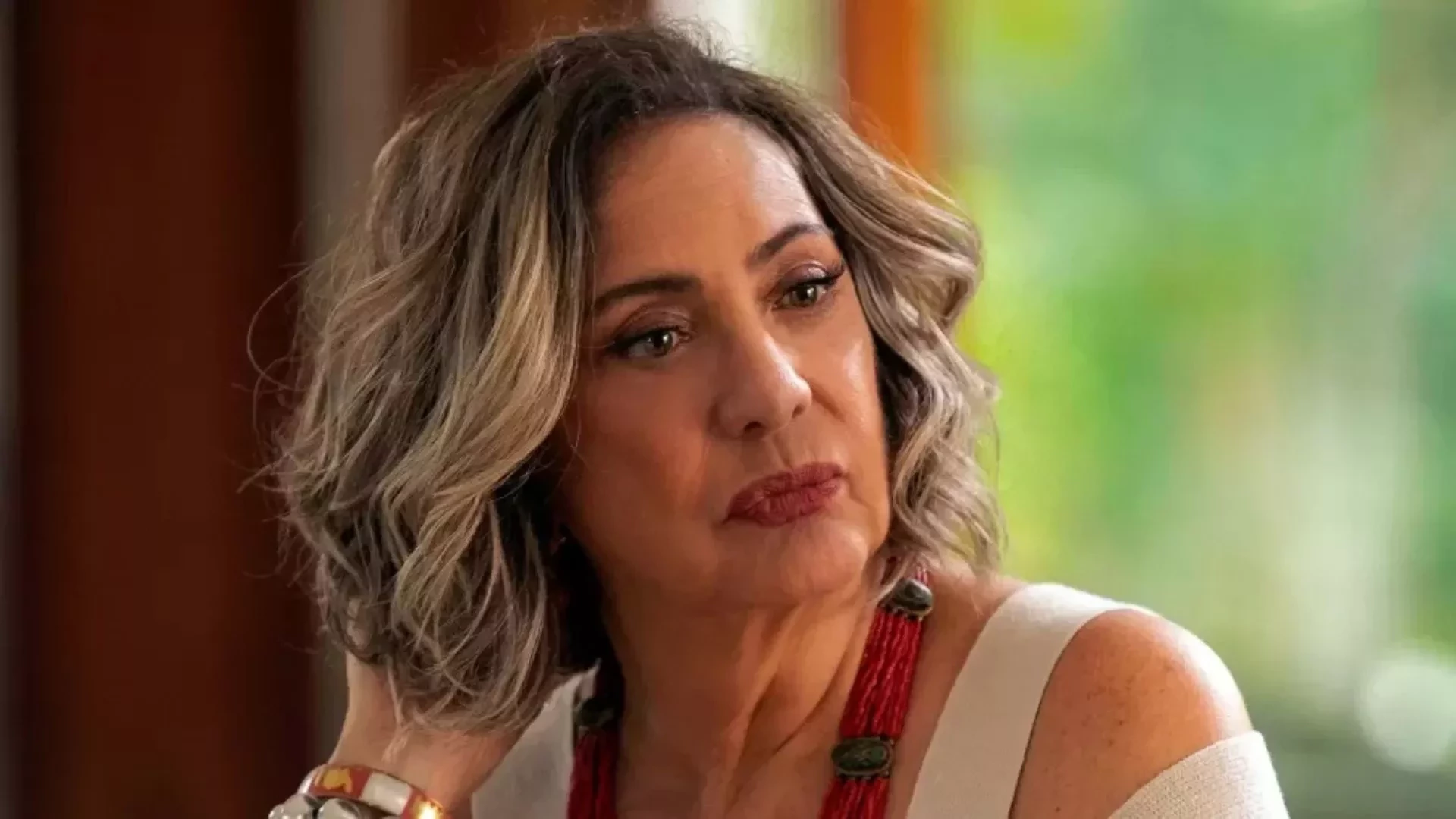 Em 'Mania de Você', Berta surta e expulsa Sirlei e Leidi de casa