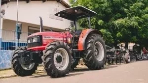 Prefeito Dr. Gilberto Júnior entrega trator para a Agricultura Familiar - Foto: Ascom