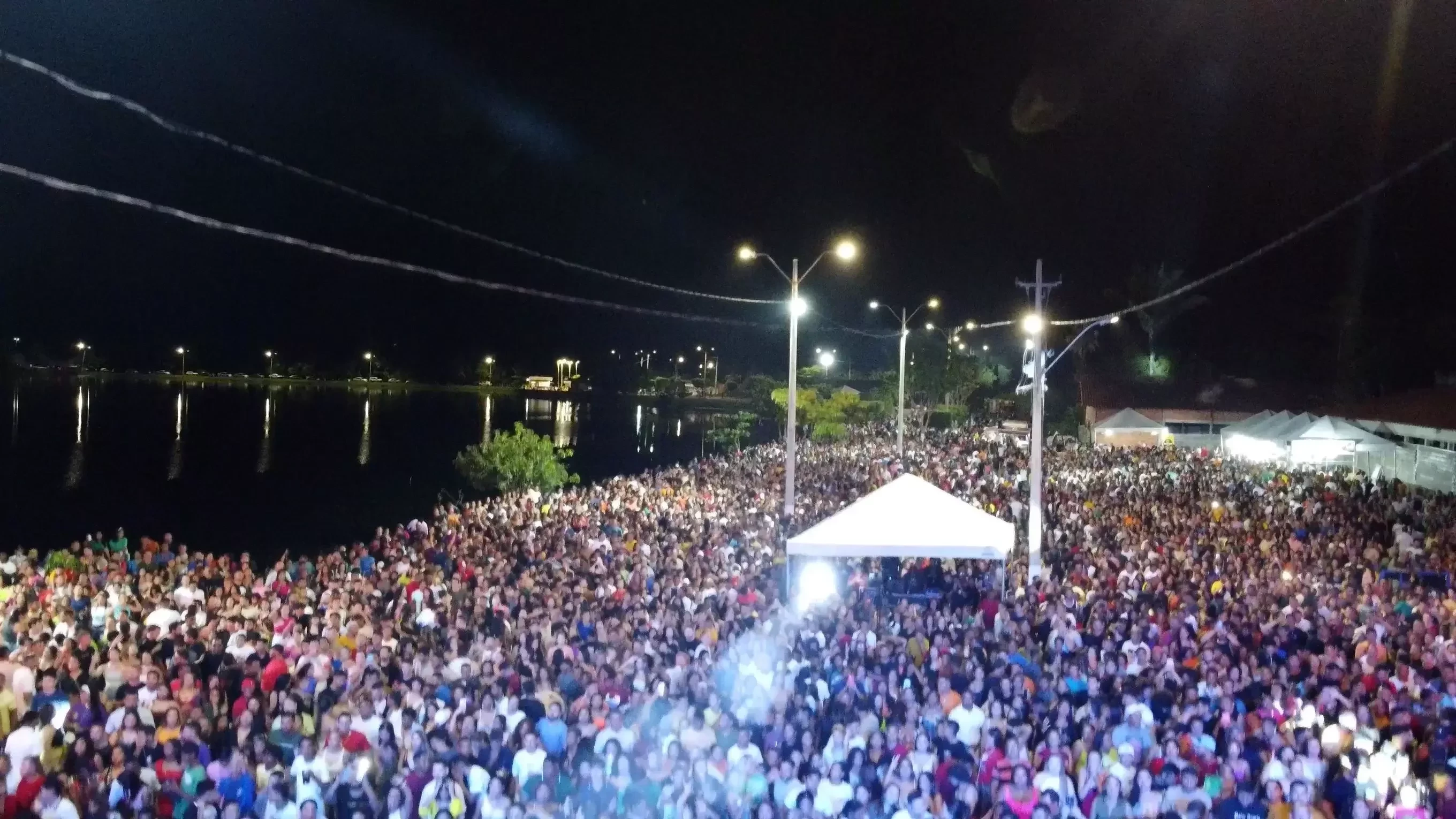 Léo Santana arrasta multidão na primeira noite do Carnaval Água Branca 2025 - Imagem 5