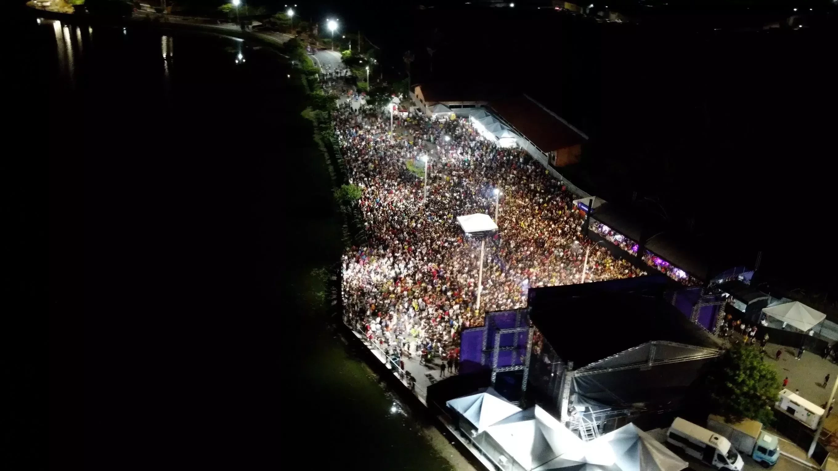 Léo Santana arrasta multidão na primeira noite do Carnaval Água Branca 2025 - Imagem 1