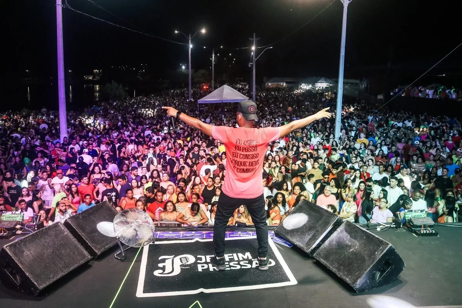 Léo Santana arrasta multidão na primeira noite do Carnaval Água Branca 2025 - Imagem 2