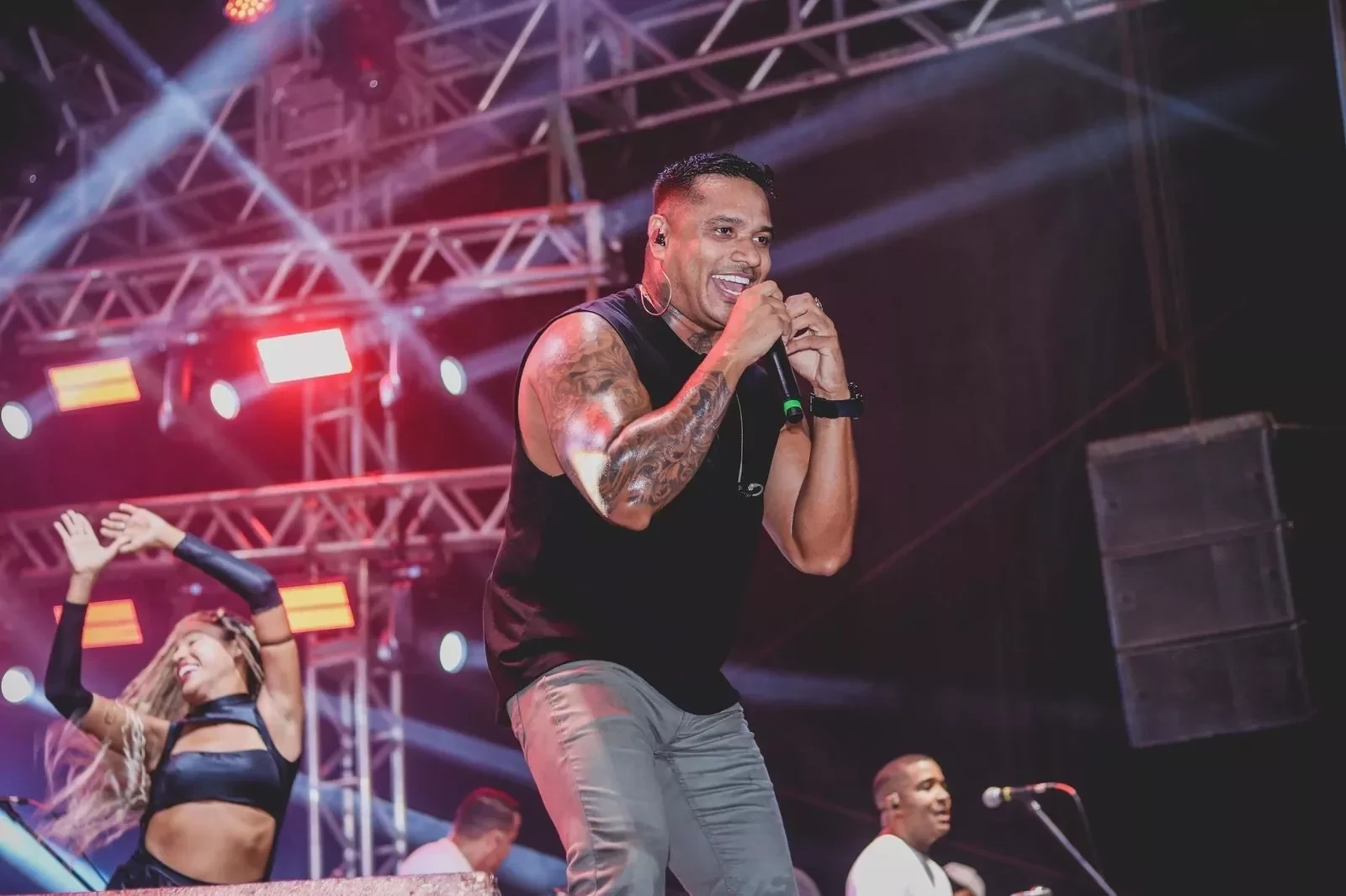 Léo Santana arrasta multidão na primeira noite do Carnaval Água Branca 2025 - Imagem 3