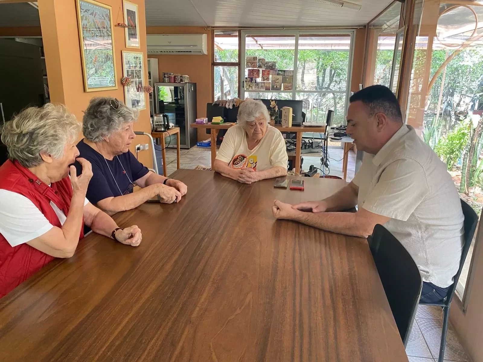 O prefeito e as estudiosas se reuniram para intensificar parcerias. Foto: Prefeitura de São Raimundo Nonato.