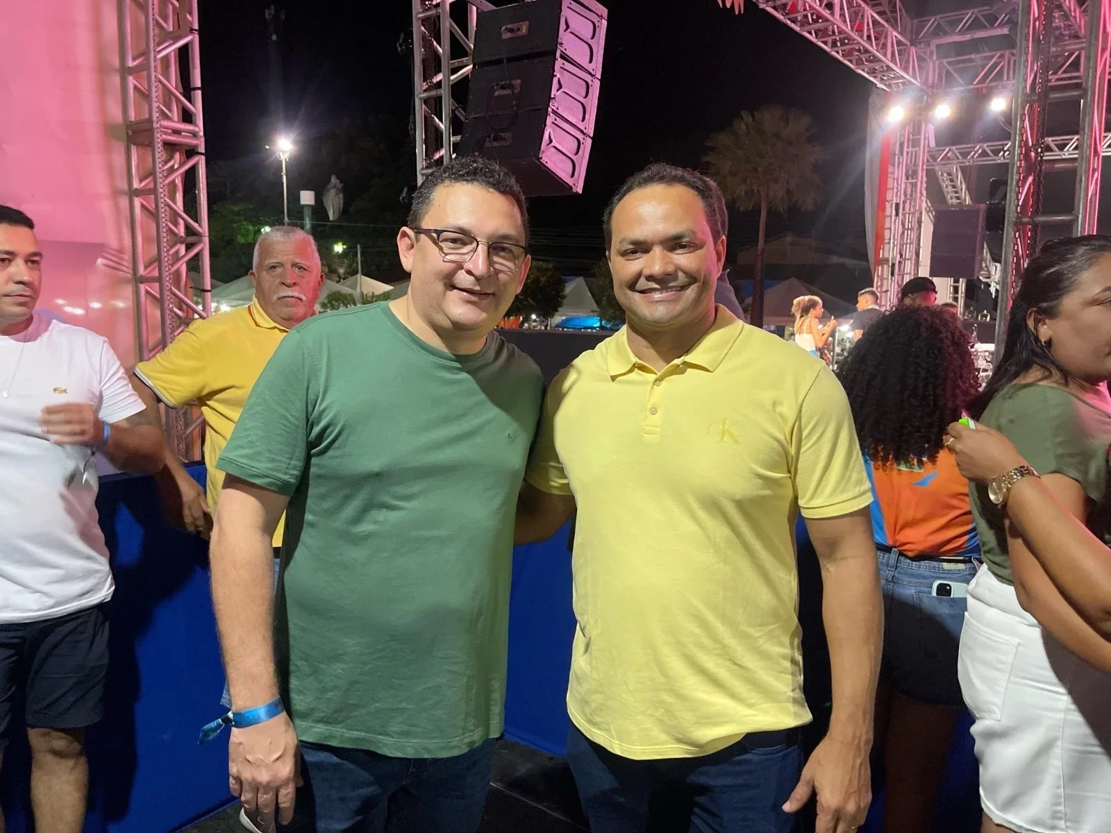 Deputado Hélio Rodrigues e o prefeito Pedro Gomes durante o Zé Pereira | Foto: Reprodução