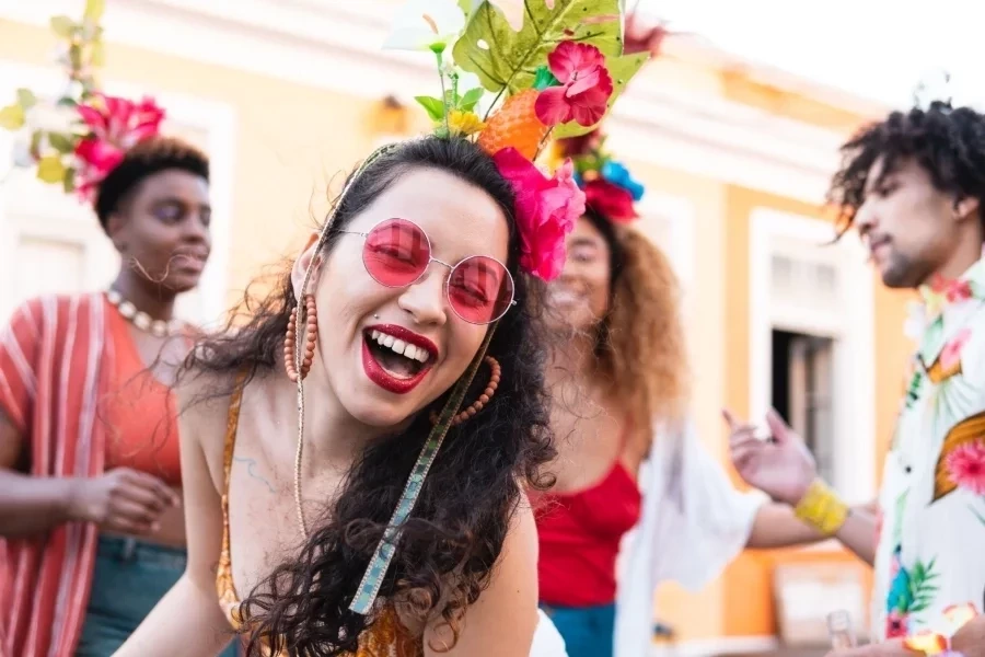 4 signos que amam festas e vão curtir muito o Carnaval; vão em todos os blocos!