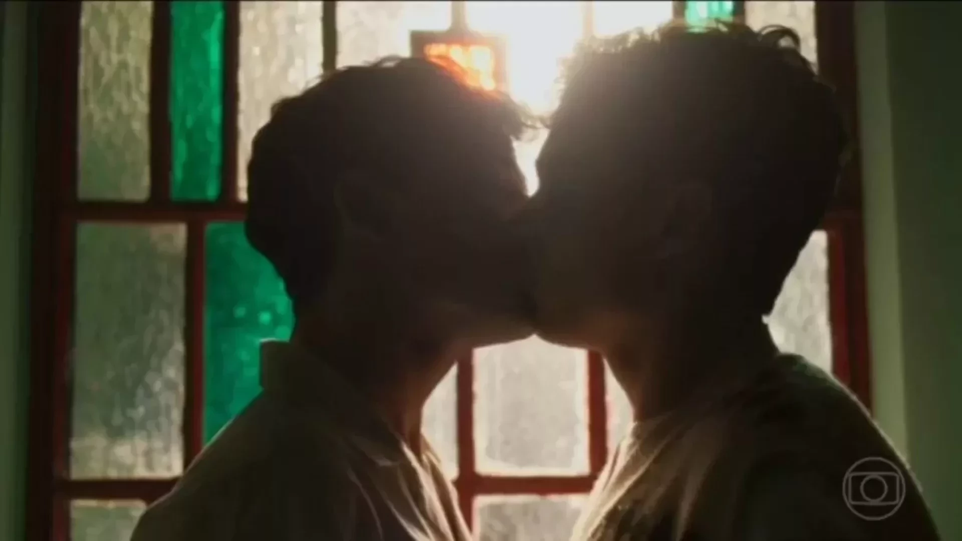 Fãs comemoram beijo gay em 'Garota do Momento': “Foi tão rápido”