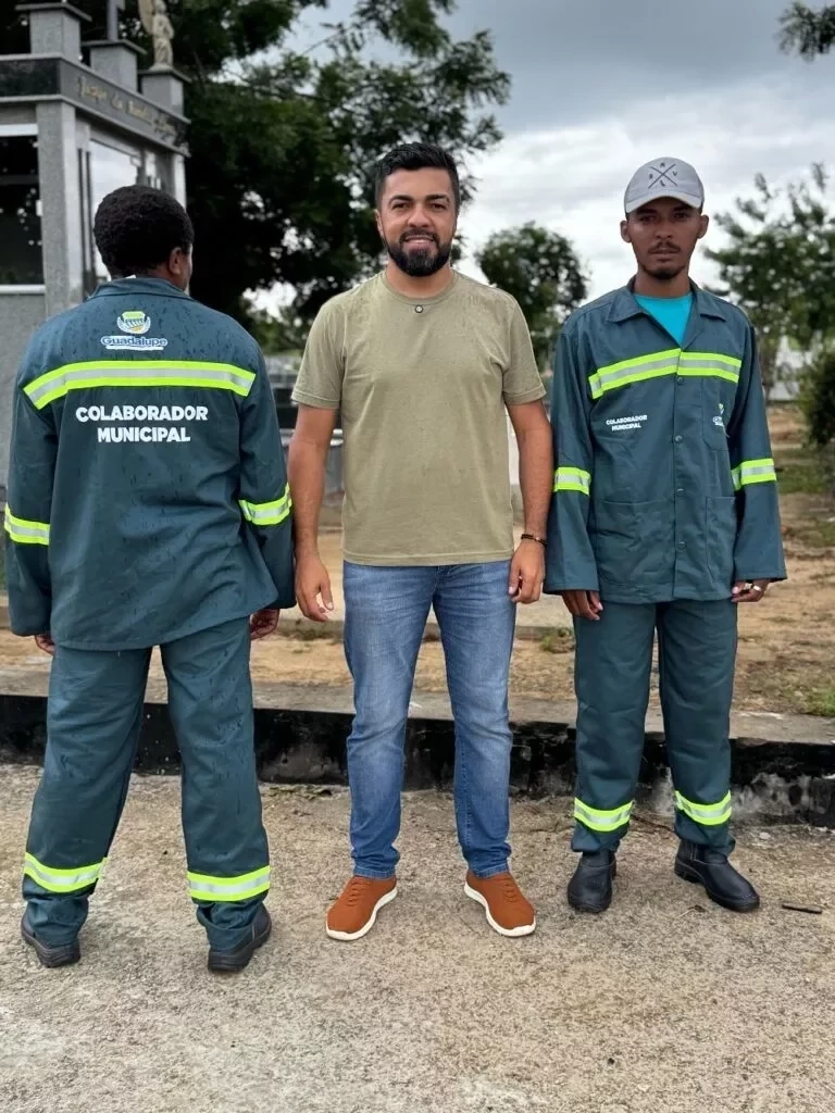 Prefeito Jesse James entrega novos fardamentos aos colaboradores em cemitério público