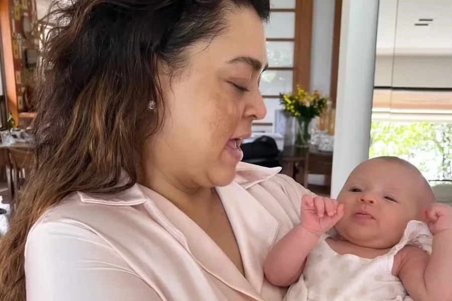 Preta Gil conhece sua primeira sobrinha-neta: “Vovó Pretinha tá apaixonada”