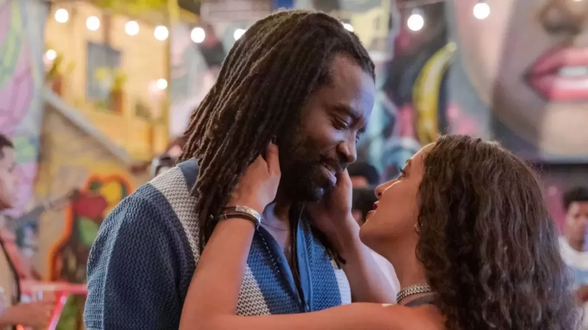 Em 'Volta por Cima', Cacá tenta seduzir Jão, mas é rejeitada