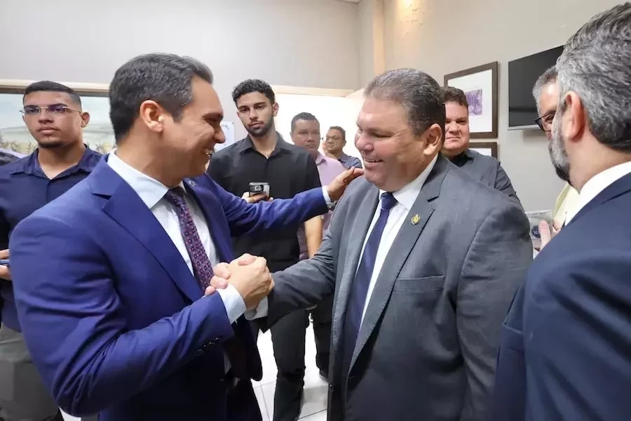 Dr. Gilberto Júnior conversa com o novo presidente APPM, Admaelton Bezerra, durante solenidade de posse