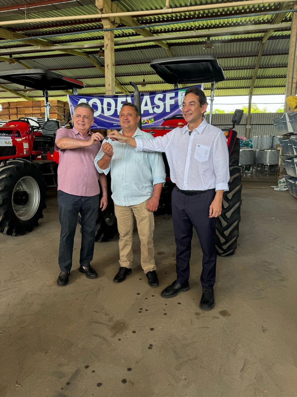 Prefeito Miguel Rodrigues recebe trator agrícola de emenda do Deputado Federal Flávio Nogueira