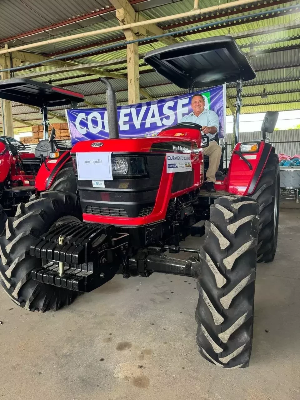 Prefeito Miguel Rodrigues recebe trator agrícola de emenda do Deputado Federal Flávio Nogueira - Imagem 4