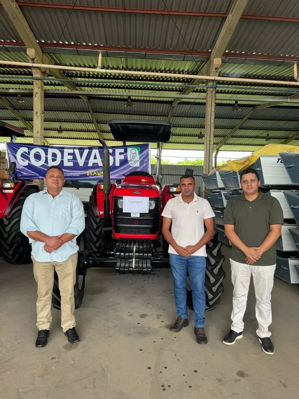 Prefeito Miguel Rodrigues recebe trator agrícola de emenda do Deputado Federal Flávio Nogueira - Imagem 5