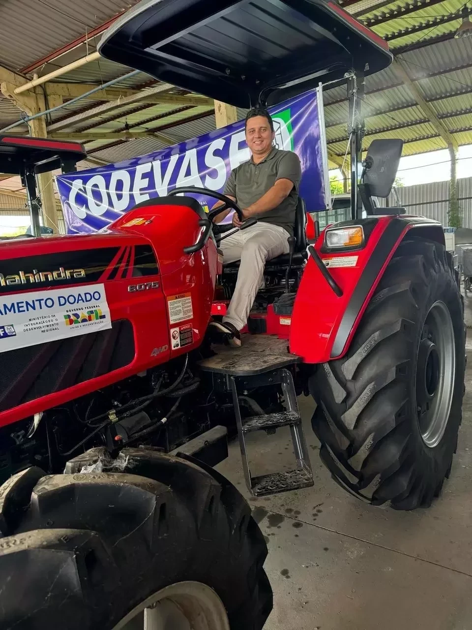 Prefeito Miguel Rodrigues recebe trator agrícola de emenda do Deputado Federal Flávio Nogueira - Imagem 6