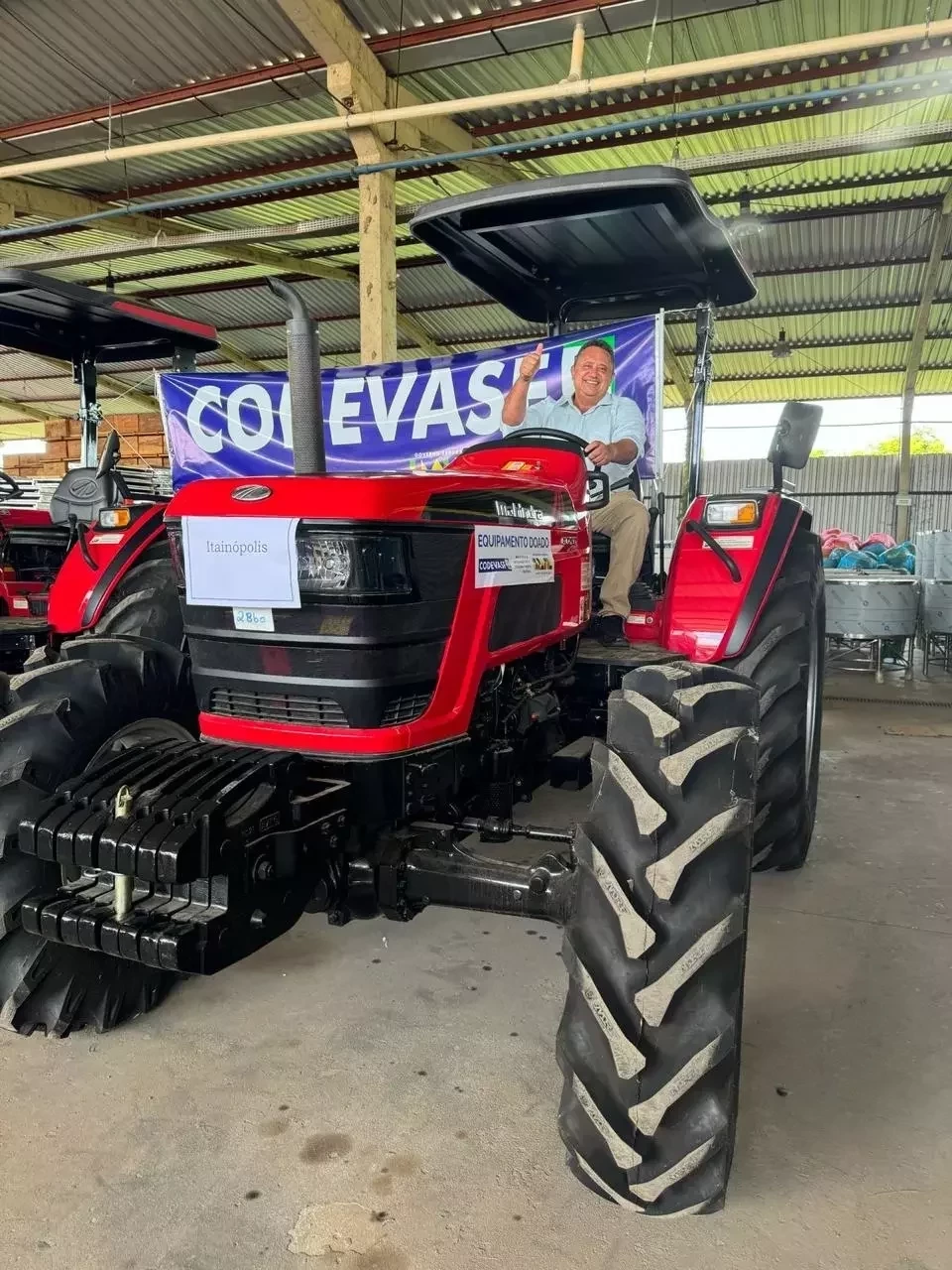 Prefeito Miguel Rodrigues recebe trator agrícola de emenda do Deputado Federal Flávio Nogueira - Imagem 1