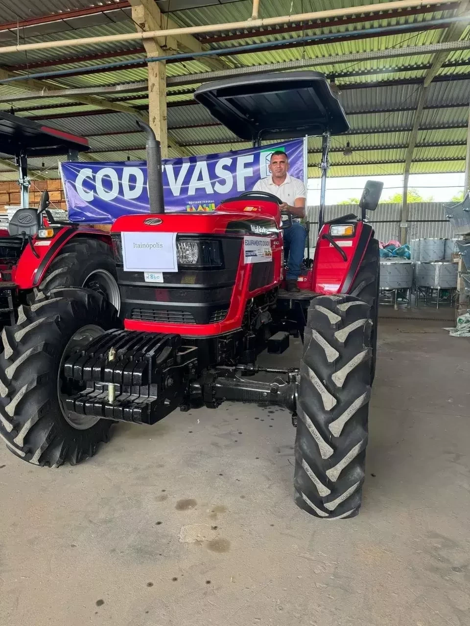 Prefeito Miguel Rodrigues recebe trator agrícola de emenda do Deputado Federal Flávio Nogueira - Imagem 7