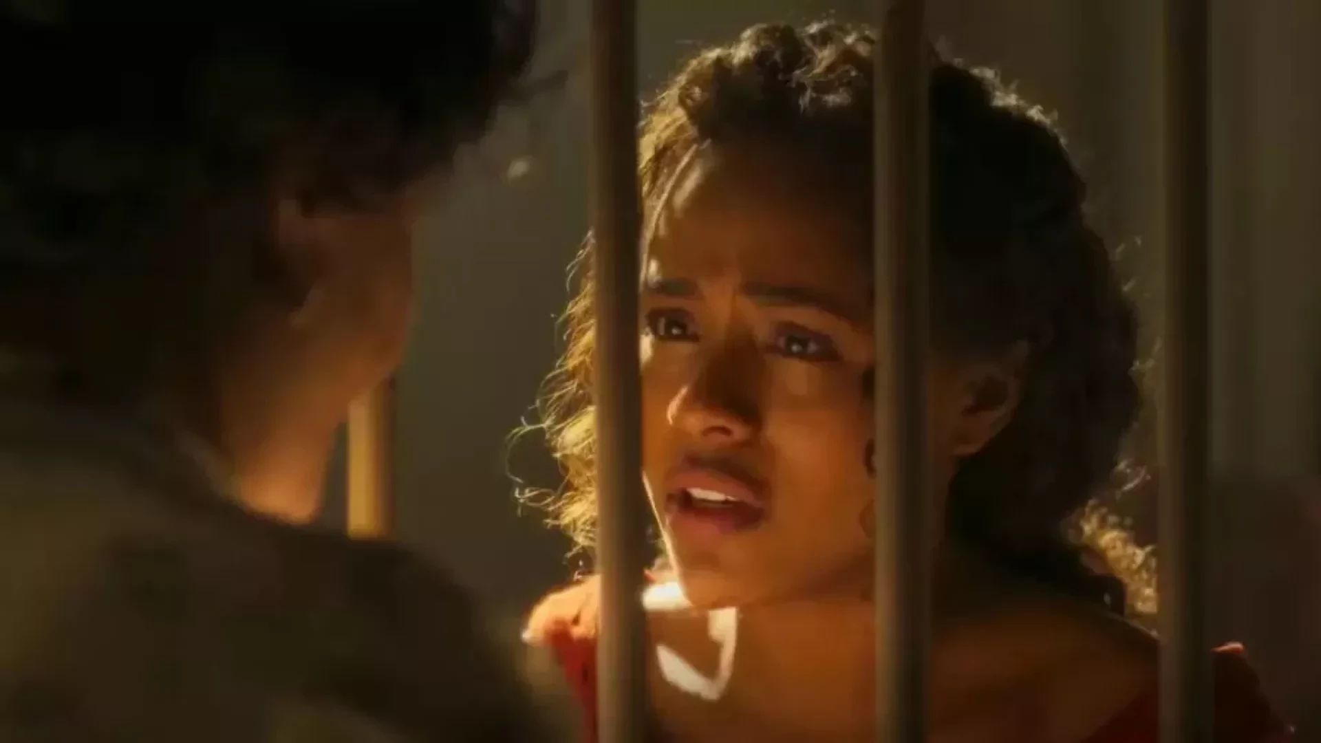 Em 'Garota do Momento', Beatriz é presa e recebe visita inesperada na cadeia