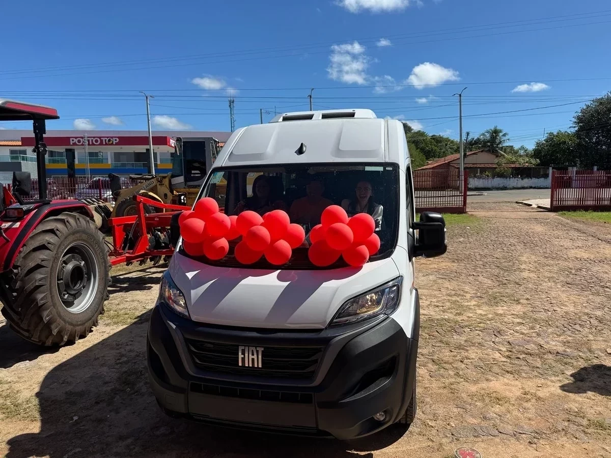 Prefeita entrega trator para a secretaria de Agricultura e van para a secretaria de Educação - Imagem 2