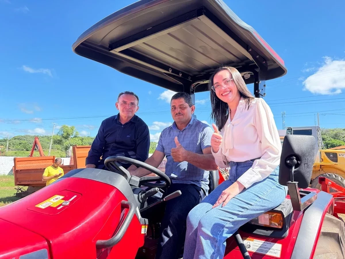 Prefeita entrega trator para a secretaria de Agricultura e van para a secretaria de Educação - Imagem 1
