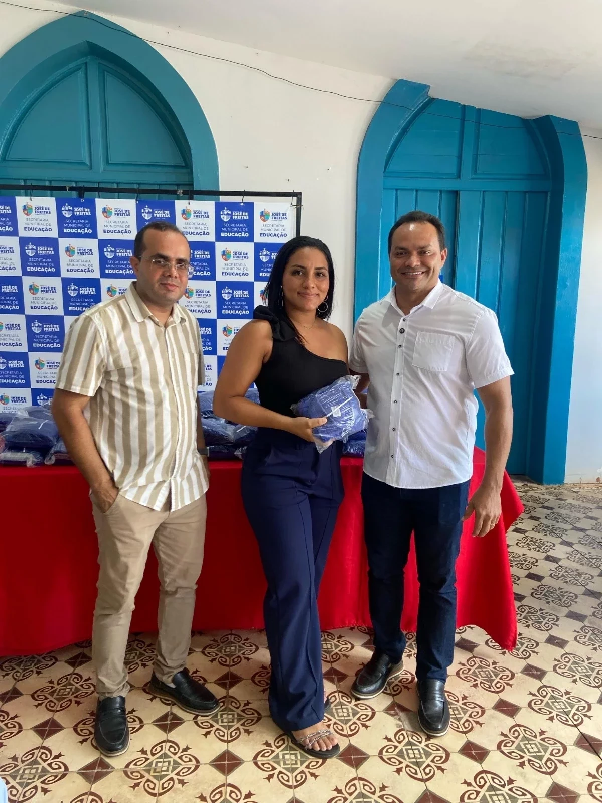 Prefeito Pedro Gomes e secretário de Educação entregam fardamento à equipe da SEMED - Imagem 1